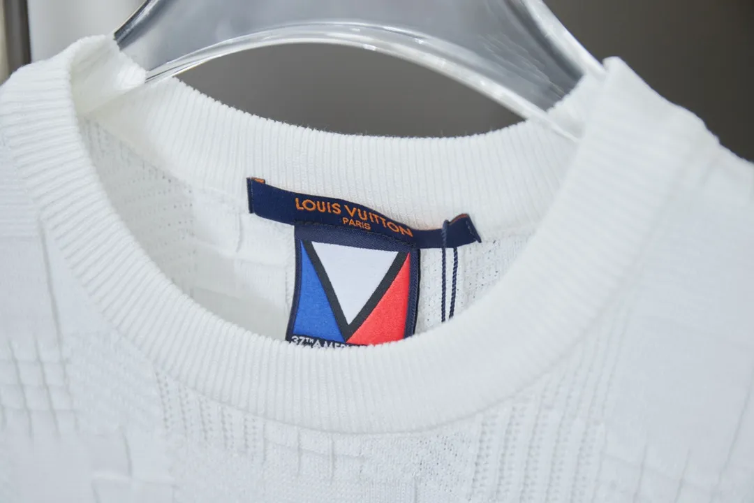 🅿️220 high-quality LOUIS VUITTON/Louis Vuitton 25FW America's Cup sports jacquard T-shirt, the 25FW fashion show's dawn style. Complete with three standards, using high-weight pure cotton fabric! It feels very comfortable in the hand. The OS drop-shoulder version adopts round mesh printing technology. It is fashionable and personalized, and it is super versatile! The threaded neckline is not loose, the color is fixed at high temperature, and the through-shoulder strapping process is used. Unisex S M L XL